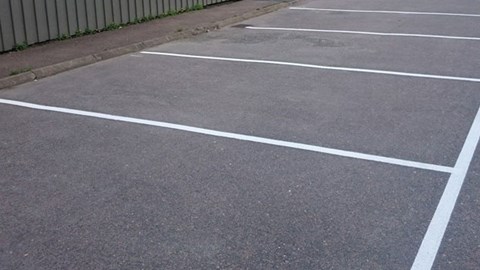 Målning av bilparkeringarna
