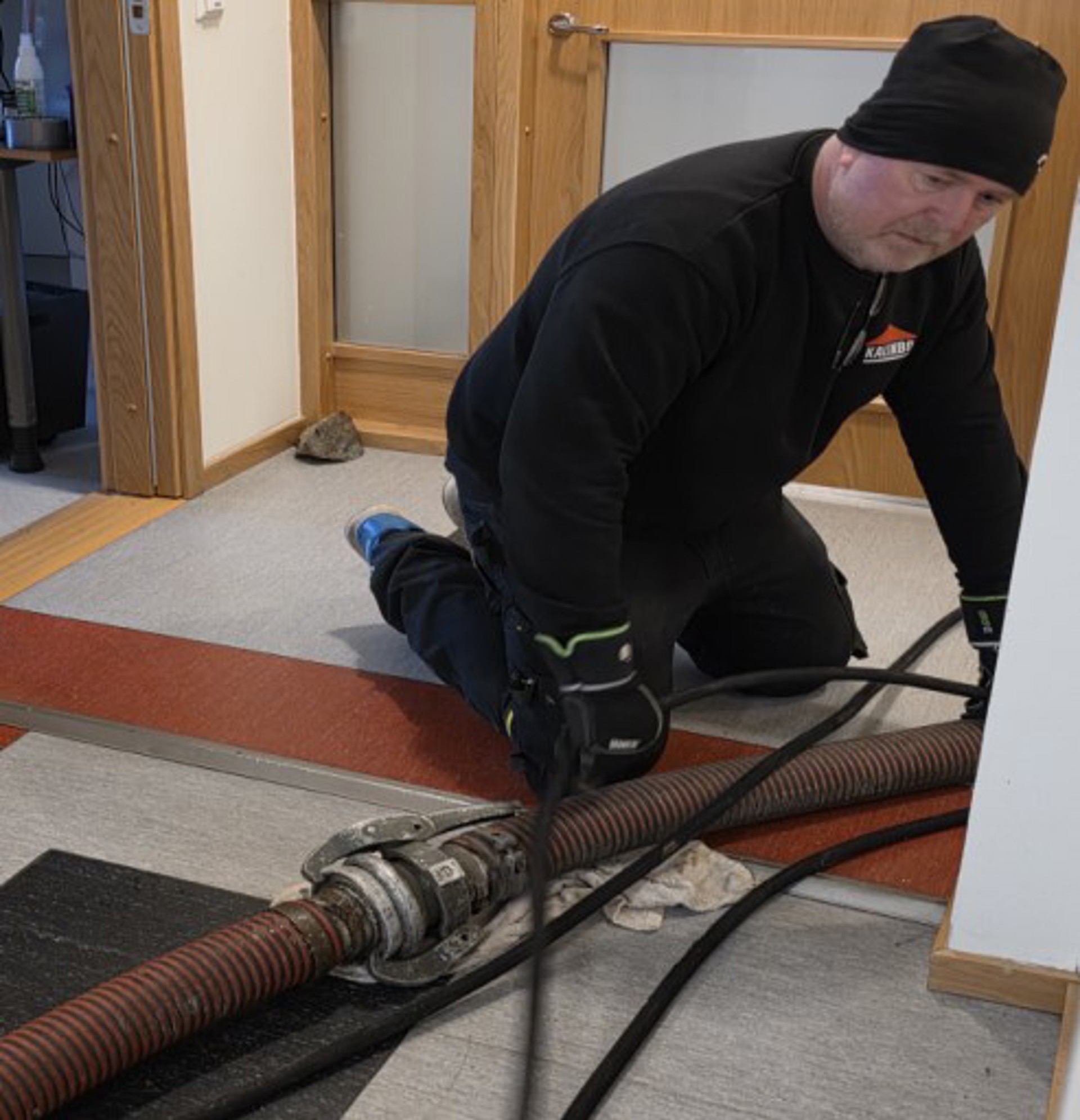 Man jobbar med tjock slang