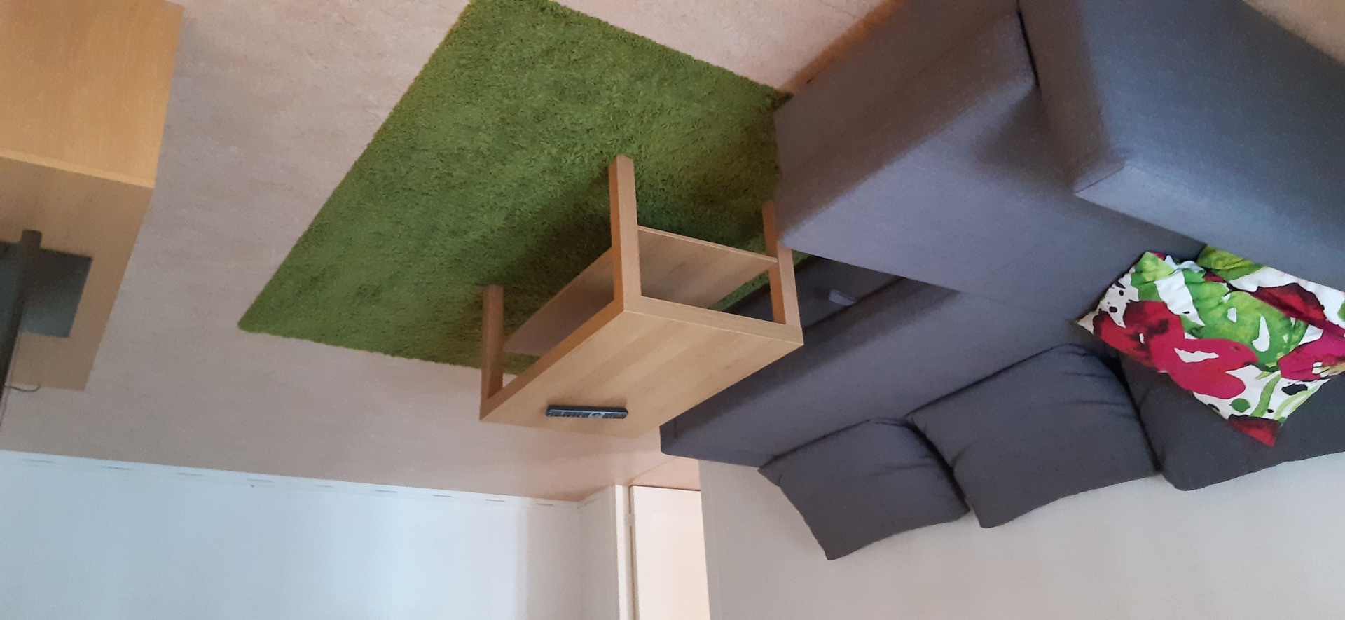 Hörnsoffa med bord och en grön matta