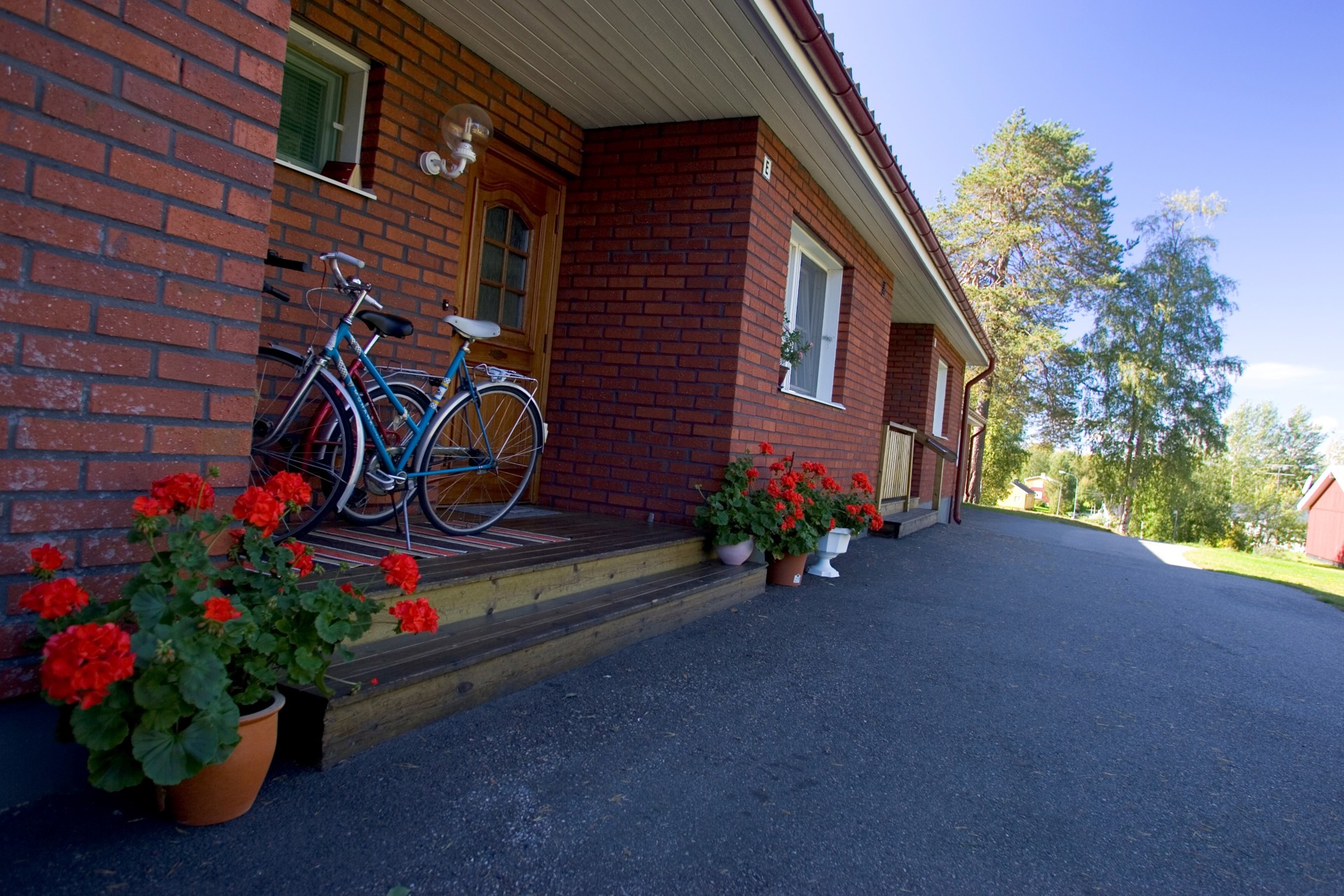 Entré till rött tegelhus
