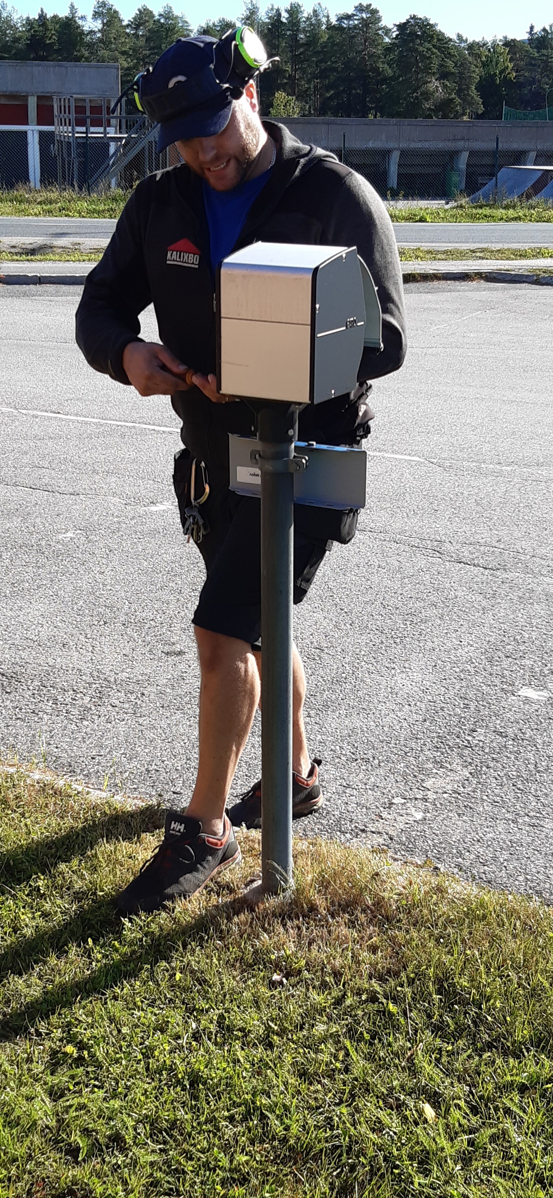 Fastighetsskötaren fixar elstolpen