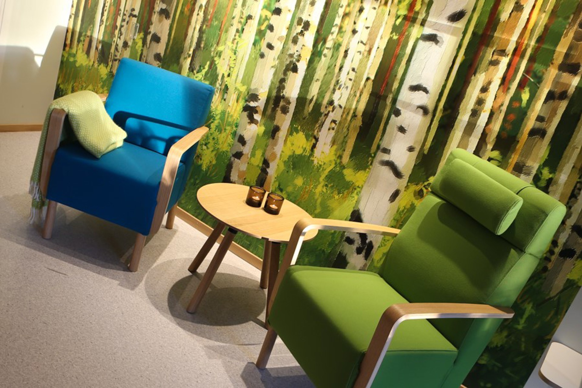 Två fåtöljer framför björktapet