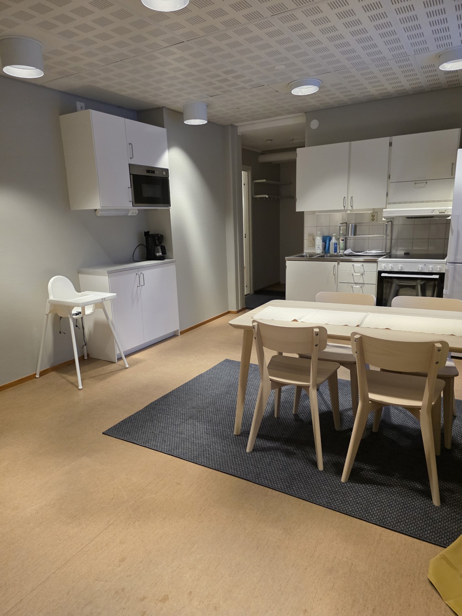 köksstolar och bord med kök i bakgrund